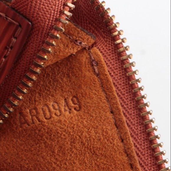 Louis Vuitton Pochette Accessoires Kenyan Fawn Epi Leather with Box and Dust Bag - Picture 6 of 10